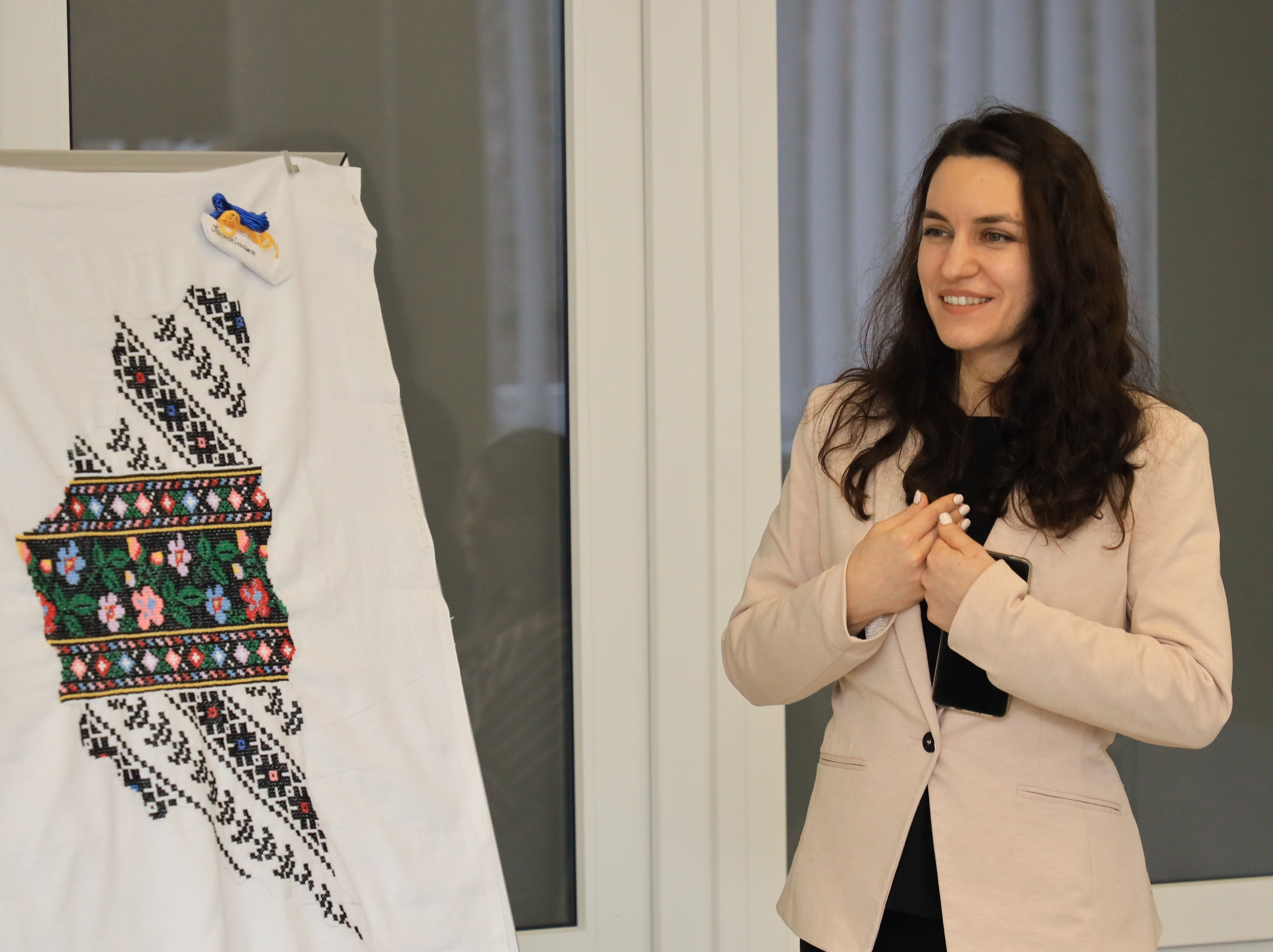 Голова Ради молодих вчених презентує проєкт Наукою вишиваємо Україну